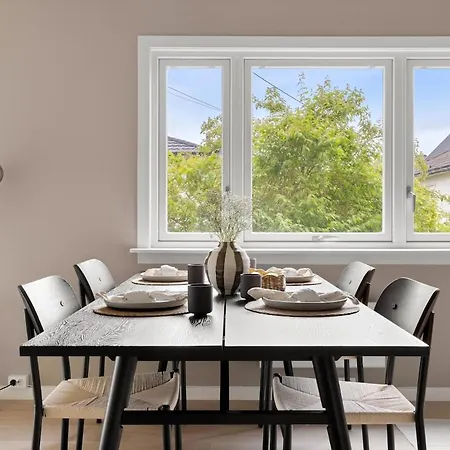 Modern With 2 Bedrooms And Parking *