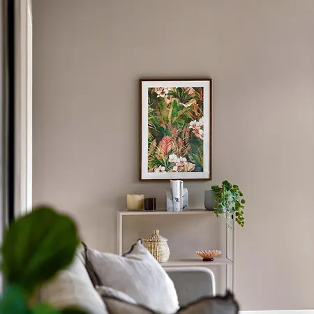 Modern With 2 Bedrooms And Parking