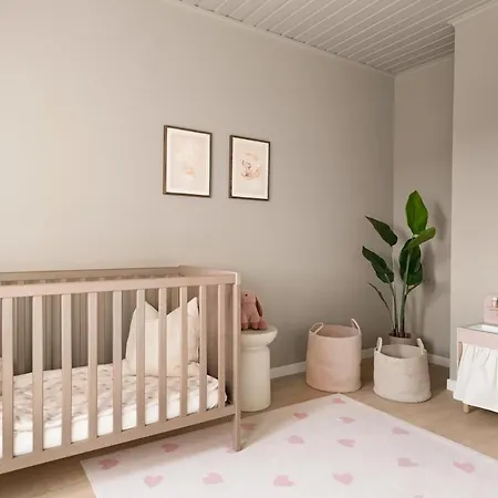 Modern With 2 Bedrooms And Parking *