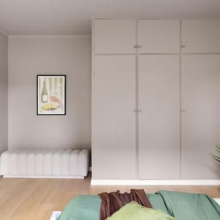 Modern With 2 Bedrooms And Parking *