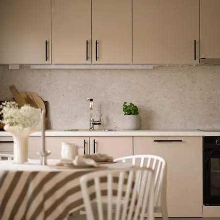Modern With 2 Bedrooms And Parking *